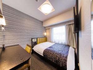 Tempat tidur dalam kamar di APA Hotel Hiroshima Ekimae Ohashi