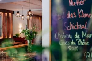 um sinal num restaurante com um vaso de flores em Hotel Villa Bodeblick em Schierke