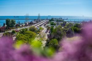 vista su una città con fiori viola in primo piano di 9th floor Skwer Kościuszki z widokiem na morze a Gdynia