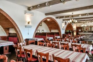 Un restaurante u otro lugar para comer en Hotel Rózsa Csárda