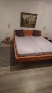 1 cama grande de madera en una habitación con en Ferienwohnung Alpina Inzell, en Inzell