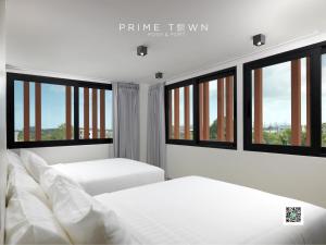 Rúm í herbergi á PRIME TOWN - Posh & Port Hotel PHUKET