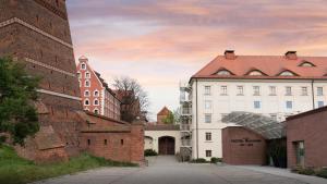 eine Gruppe von Gebäuden in einer Stadt mit einem Himmel in der Unterkunft Hotel Bulwar in Toruń