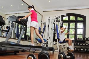 Un uomo e una donna su un tapis roulant in palestra di Saigon Morin Hotel a Hue