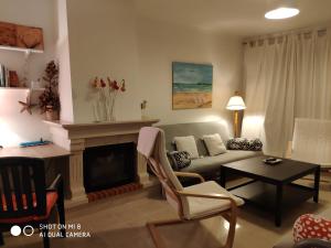 uma sala de estar com um sofá e uma lareira em Beach and Surf em Peniche