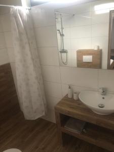 A bathroom at Hostel Suchedniów