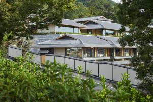 un edificio con una recinzione di fronte di Park Hyatt Kyoto a Kyoto