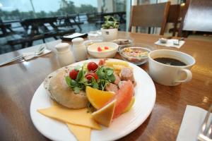 un piatto bianco di cibo su un tavolo di legno di Hanwha Resort Seorak Sorano a Sokcho