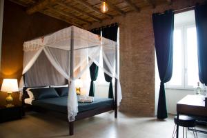 Un pat sau paturi într-o cameră la Le Boutique Luxury Rooms