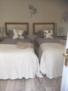 A bed or beds in a room at Otters Green