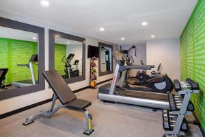 un gimnasio con dos máquinas de correr y una cinta de correr en La Quinta Inn & Suites by Wyndham Las Vegas Nellis, en Las Vegas