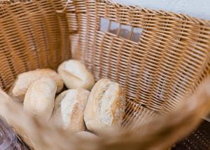 - un panier rempli de bagels assis sur une table dans l'établissement Hanse Hotel Buxtehude, à Buxtehude