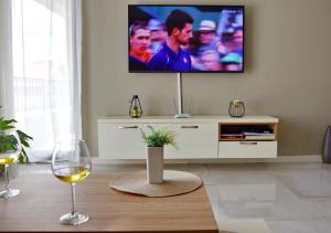 TV i/ili multimedijalni sistem u objektu Ralux apartman Tivat