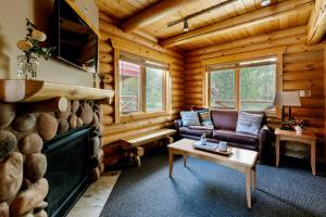 Cabaña de madera con sala de estar con chimenea en Miette Mountain Cabins, en Jasper