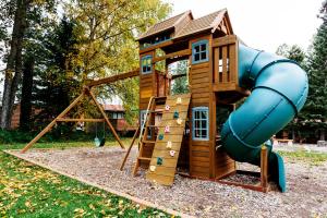 un parque infantil con tobogán y estructura de juegos en Miette Mountain Cabins, en Jasper