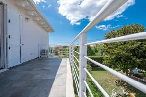 Un balcón o terraza en Holiday Villa White