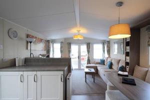 A kitchen or kitchenette at Edinburgh - Seton Sands-Cameo Caravan-Pet Friendly