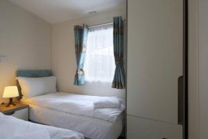 A bed or beds in a room at Edinburgh - Seton Sands-Cameo Caravan-Pet Friendly