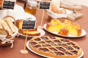 een tafel met drie borden brood en een wafel bij Agriturismo Le Cascatelle in Saturnia