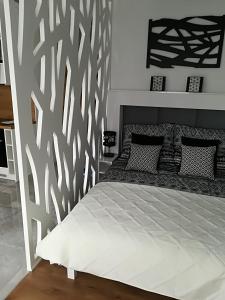 een slaapkamer met een wit bed en een hoofdeinde bij Apartament Wrocław Centrum Dorzecze Legnickiej in Wrocław