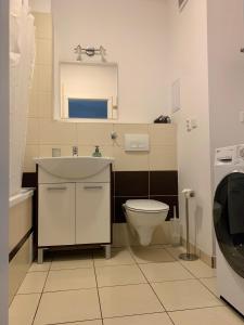 A bathroom at BL - The Executive Suite, Boru - 24hr Self Check-in, Free Private Parking, Balcony with Mountain View, 5 minute walk to City Center