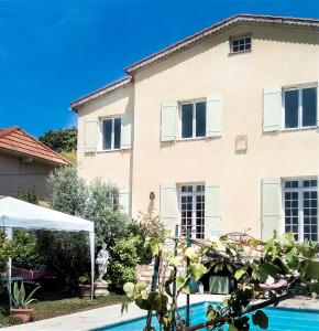 المسبح في Hote-Aix-Centre-garage-piscine أو بالجوار