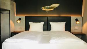 Tempat tidur dalam kamar di SCOTTY & PAUL Hotel Deggendorf