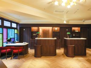 um átrio com um bar com cadeiras vermelhas em Hotel Wing International Select Ikebukuro em Tóquio