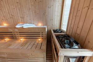 sauna z 2 łóżkami w drewnianym pokoju w obiekcie Plaza Hotel&SPA w Ulcinju