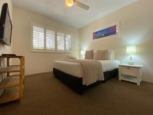 Cama ou camas em um quarto em Byron Quarter Apartments