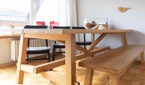 una mesa de madera en una habitación con mesa y sillas en WÄLDER: Quartier Titisee, en Titisee-Neustadt