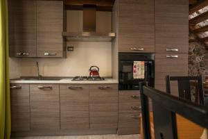 A cozinha ou kitchenette de PICCOLA VILLA nel Centro Storico