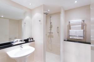 Un baño de Mercure Sheffield St Paul's Hotel & Spa