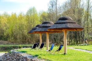 um grupo de cadeiras sentadas sob um gazebo em Hotel Burkaty em Białka Tatrzanska