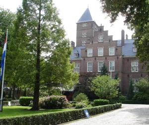 un grande edificio con una bandiera di fronte di Kasteel de Wittenburg a Wassenaar