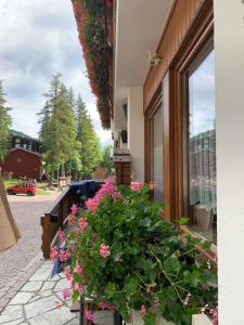 un ramo de flores delante de un edificio en Hotel Capriolo, en Madesimo