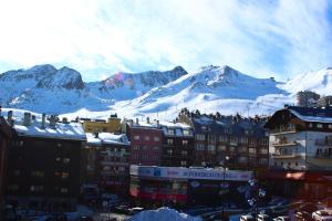 una ciudad con montañas cubiertas de nieve en el fondo en Hotel Panda, en Pas de la Casa