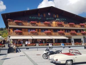 un coche blanco estacionado frente a un edificio en Petit Paradis, en Crans-Montana