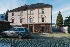 ein vor einem Haus geparkt in der Unterkunft Penzion U Pivovaru in Děčín