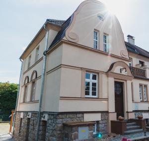 ein Haus mit einer Glaskuppel darüber in der Unterkunft Penzion U Pivovaru in Děčín