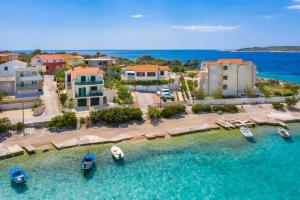 una vista aerea di un resort con barche in acqua di Villa Ivan a Rogoznica (Rogosnizza)