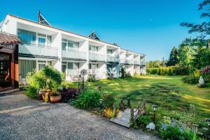 Un jardín fuera de Hotel Hasselhof Garni Vier Sterne