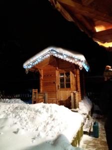 ein kleines Blockhaus mit einem schneebedeckten Dach in der Unterkunft Chalet la scie in Samoëns