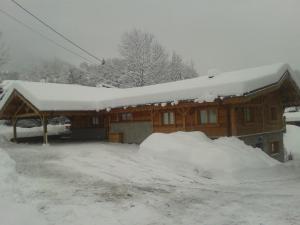 ein Blockhaus mit Schnee darüber in der Unterkunft Chalet la scie in Samoëns