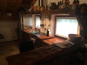 una cucina con finestra e tavolo con tastiera di CHALET GORRET CHENEIL a Valtournenche