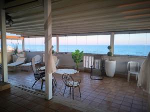 balkon z krzesłami i stołem oraz ocean w obiekcie Hotel Bellavista w mieście Lido di Ostia