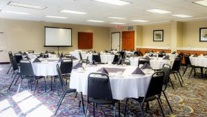 Area bisnis dan/atau ruang konferensi di Holiday Inn Express Hotel & Suites - Edmonton International Airport by IHG