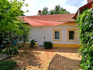 una casa con tetto rosso e vialetto di mattoni di Brindza Vendégház a Szeged