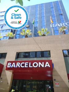 un gran edificio con un cartel de barcelonaarma en Hotel 3K Barcelona, en Lisboa