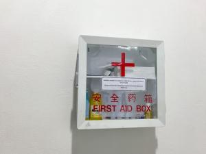 une boîte de premiers secours avec une croix rouge sur un mur dans l'établissement Swiss-Belhotel Bogor, à Bogor